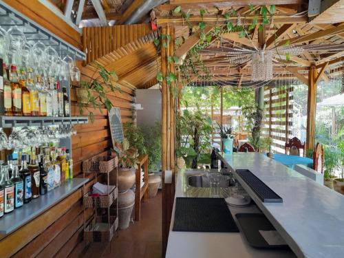 班塔延岛SMAK's Hotel的一个带水槽的酒吧和一个带瓶子的吧台