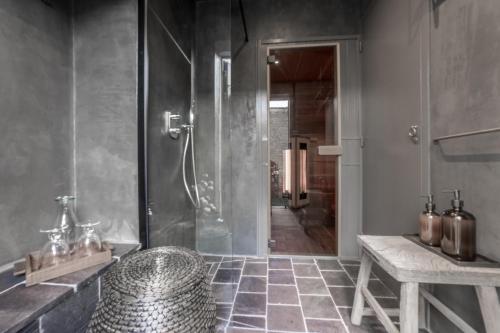 雷岛圣玛丽Une Parenthèse的带淋浴、长凳和盥洗盆的浴室