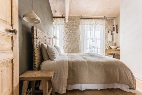 雷岛圣玛丽Une Parenthèse的一间卧室设有一张大床和一个窗户。