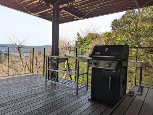 箱根VILLA HAKONE湖空的观景甲板上的烧烤架