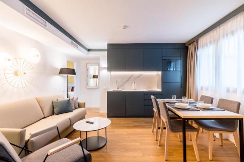 塞维利亚atLumbreras16的客厅以及带沙发和桌子的厨房。