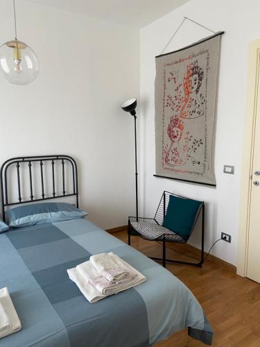 卡萨马西马Bed and Breakfast Gaia的一间卧室配有蓝色的床和椅子