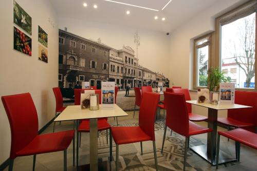 龙基德伊莱焦纳里residence villa Frio Frio的一间带两张桌子和红色椅子的餐厅