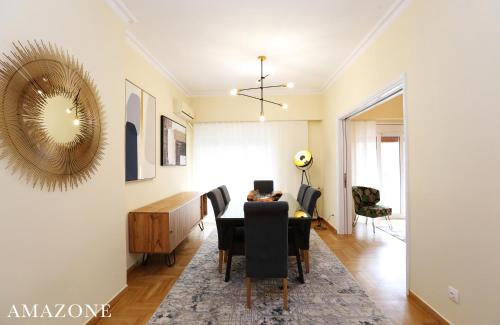 比雷埃夫斯MELMA PROPERTIES-AMAZONE-premium apartment in Piraeus center的一间带桌子的客厅和一间餐厅