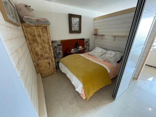 Enchastrayesle champas的一间小卧室,配有一张床和镜子