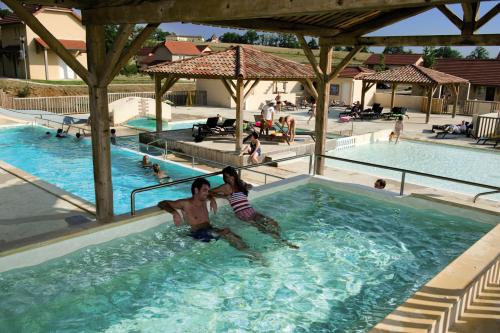 AlvignacBelambra Clubs Résidence Rocamadour - Les Portes De Dordogne的两人在度假村的游泳池里