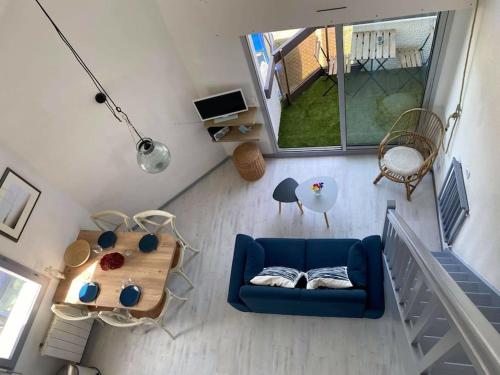 普洛埃默Joli appartement 4 personnes - vue mer的享有带蓝色沙发的客厅的顶部景色。