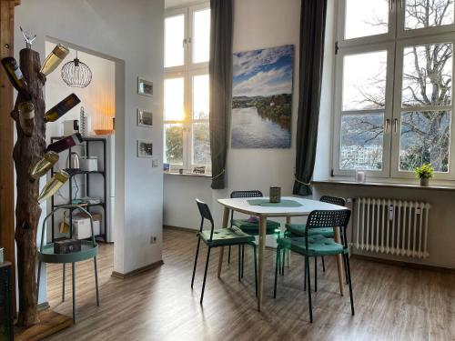 特里尔Ferienwohnung Zum Zollkran的一间带桌椅和窗户的用餐室