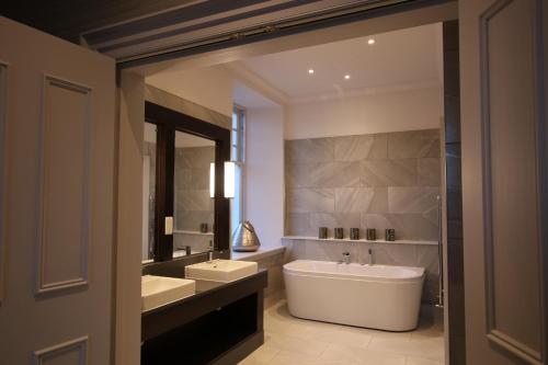 卡斯特卡里豪斯酒店的一间浴室
