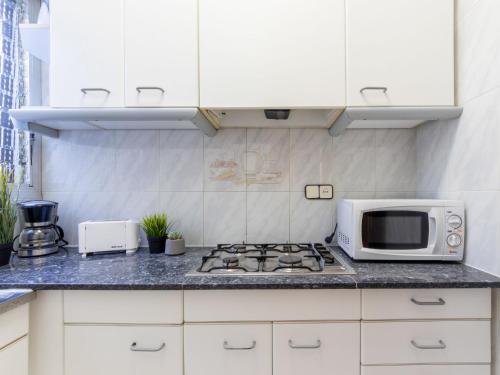 托里代巴拉Apartment Marie by Interhome的厨房配有炉灶和微波炉。