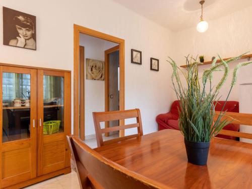 托里代巴拉Apartment Marie by Interhome的用餐室配有木桌和植物