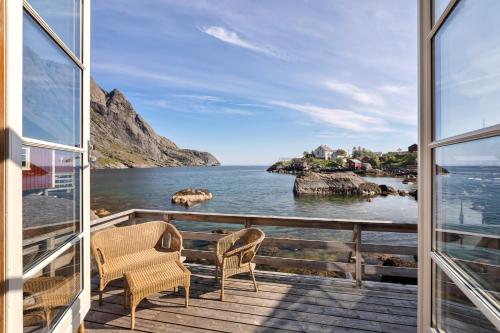 NussfjordLofoten Cottages的阳台配有两把椅子,享有海景。