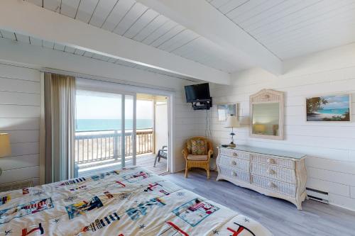 大洋城Sea Splash 2的一间卧室设有一张床和一个海景阳台