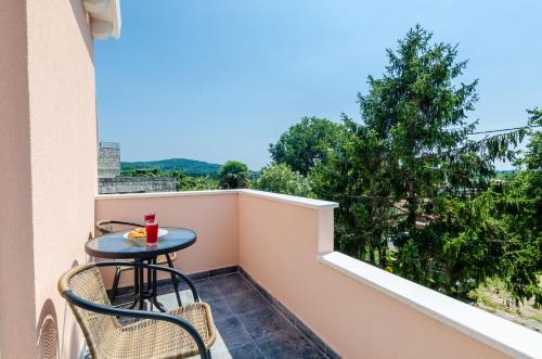 西利皮Apartments Dubrovnik Airport的美景阳台配有小桌子和椅子