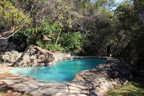 雾观Thulamela Couples Retreat的院子里的蓝色水池