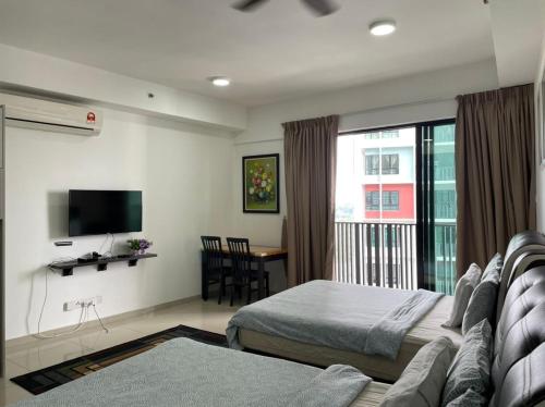 莎阿南吾之城瓦迪伊曼公寓的酒店客房,配有床和电视