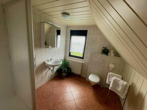 NossenPension Riegler的一间带水槽、卫生间和镜子的浴室