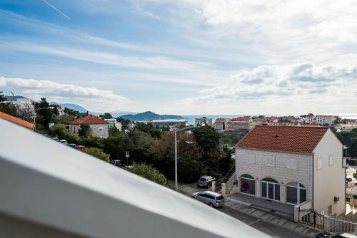 杜布罗夫尼克Bovolini's Place的从大楼的阳台上可欣赏到风景