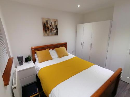 Charming 1-Bed Apartment in Coventry客房内的一张或多张床位