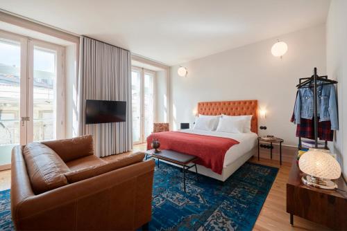 里斯本Cais Urban Lodge的酒店客房,配有床和沙发