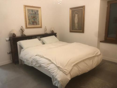 SpinaCasale Caiello1897的卧室配有一张带两个枕头的大白色床