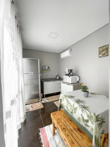 SiderópolisContainer na montanha的一间设有床和长凳的房间