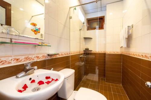 会安Family Hotel的浴室配有白色卫生间和盥洗盆。