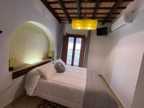 塔里法Vagamundos的一间卧室设有一张床和一个大窗户