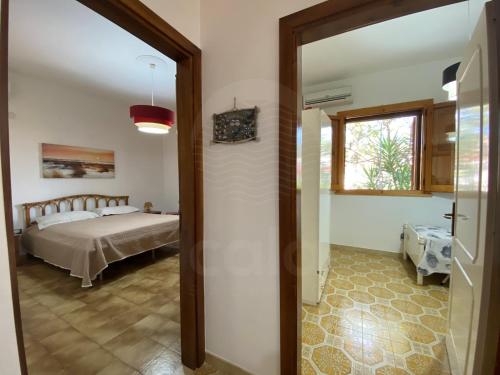托雷拉皮罗Villa Sunshine的一间卧室设有一张床和一个玻璃门