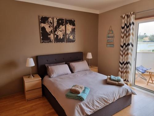 吉亚Jardim Paraiso Guia的一间卧室配有一张床,上面有两条毛巾
