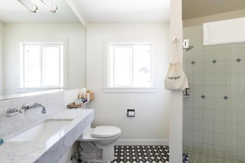 索尔万Hotel Ynez的白色的浴室设有水槽和卫生间。