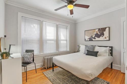 芝加哥1BR Calm & Cozy Apt in Lincoln Square - Eastwood 2S的一间卧室配有一张床和吊扇