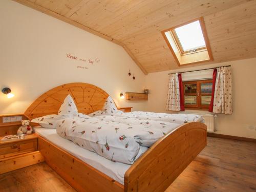 因泽尔Weissenhof - Chiemgau Karte的一间卧室配有一张大床和木制床头板