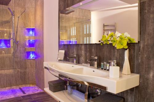斯旺西Liberty at Utopia Penthouse by MGroupSA的一间带水槽和镜子的浴室