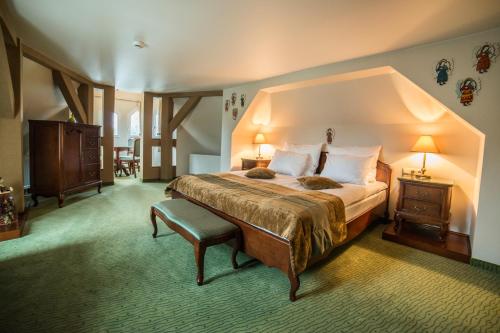奥普尔斯达卡酒店的一间卧室,卧室内配有一张大床