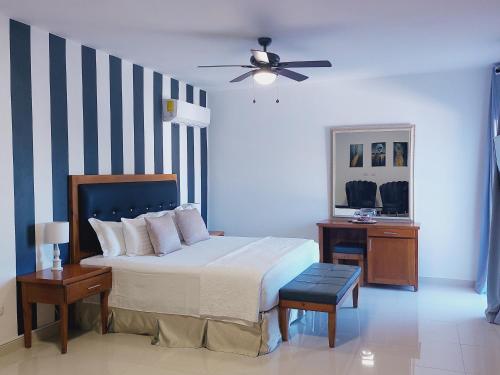 圣斐利-银港Gaia Residence Deluxe的一间卧室配有一张床和吊扇
