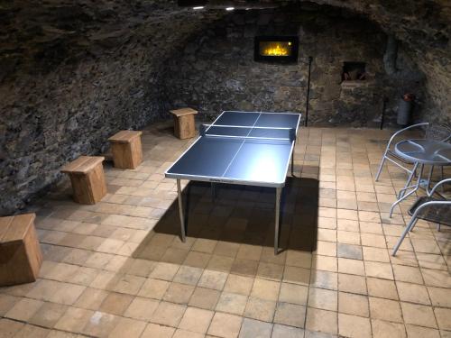 洛克特Egrensis Apartments的石墙房里一张乒乓球桌和长凳