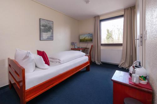 莫尔斯欧米茄酒店的酒店客房设有床和窗户。