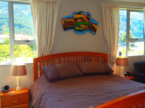 Lakefront Fantail Cottage Lake Hawea, Wanaka客房内的一张或多张床位