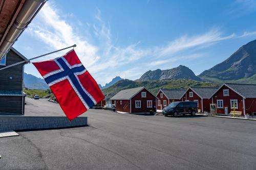 拉姆贝格Lofoten Cabins - Kåkern的挂在房子一侧的诺维基亚旗