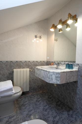 卡萨马诺洛酒店餐厅的一间浴室