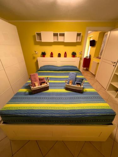 San BernardinoCà di Dome Appartamento vista mare的一间卧室配有一张大床和两把椅子