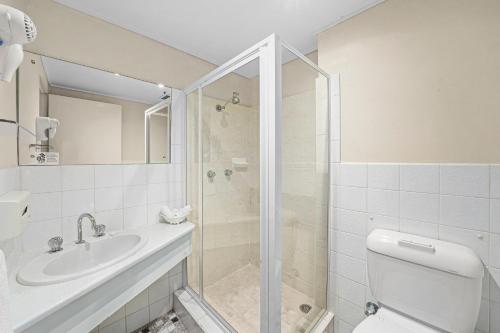 麦夸里港东港汽车旅馆的带淋浴、卫生间和盥洗盆的浴室