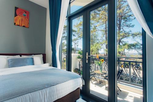 大叻Bạch Trà Villa的一间卧室设有一张床和一个阳台
