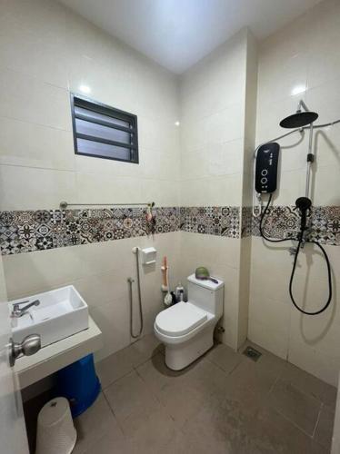 ChemorHadeerna Homestay - Double storey terrace的带淋浴、卫生间和盥洗盆的浴室