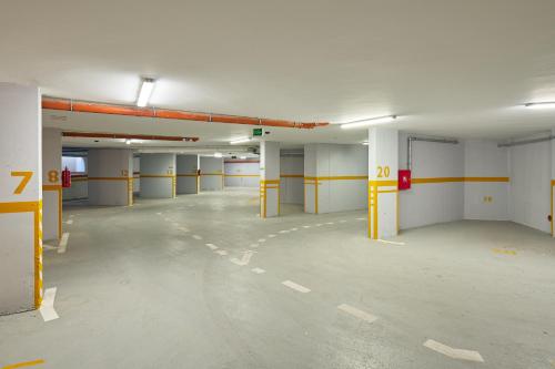 马卡尔斯卡Sun Spalato Residence的停车场内一个空停车位,有黄色隔板