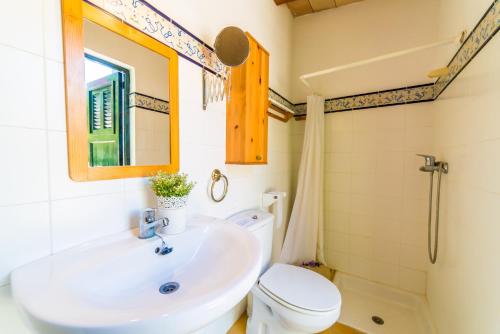 阿尔库迪亚Ideal Property Mallorca - Patufa的一间带水槽、卫生间和镜子的浴室
