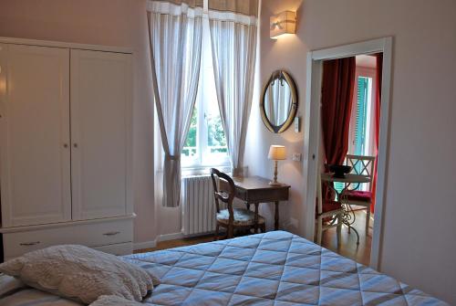 利沃诺短笛海军旅馆的一间卧室配有一张床、一张书桌和一面镜子