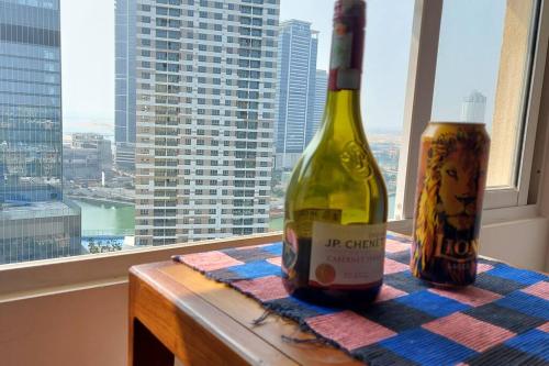 科伦坡Jays Apartment - Colombo 02 at the heart of convenience的坐在窗边桌子上的一瓶葡萄酒