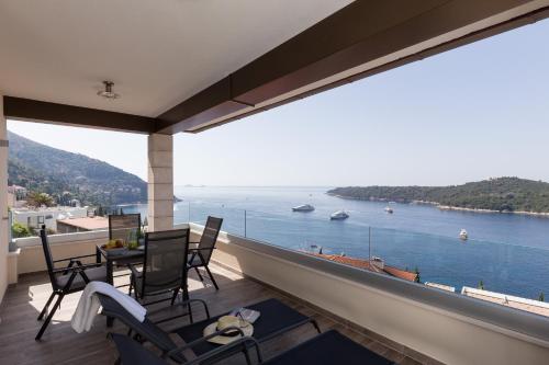 杜布罗夫尼克Amorino Of Dubrovnik Apartments的阳台配有椅子,享有水景